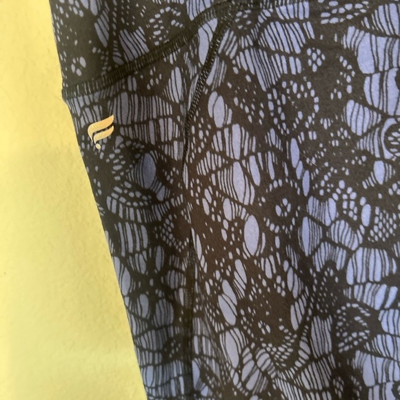 Fabletics PowerHold High Waisted 7/8 Legging Sabine
Blue Print Size Large - Picture 5 of 10